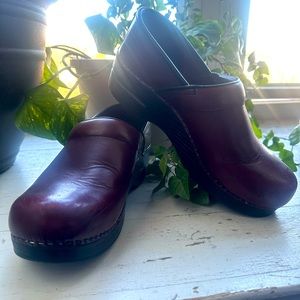 Dansko Maroon/Reddish Brown Clogs Work Shoes Size 8 Size 39